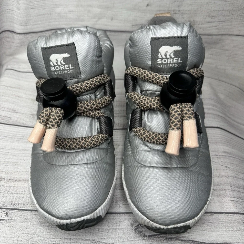 Sorel‎ Women Out N About Puffy Lace Boots Gray Winter Outdoorsy Modern Silver 6